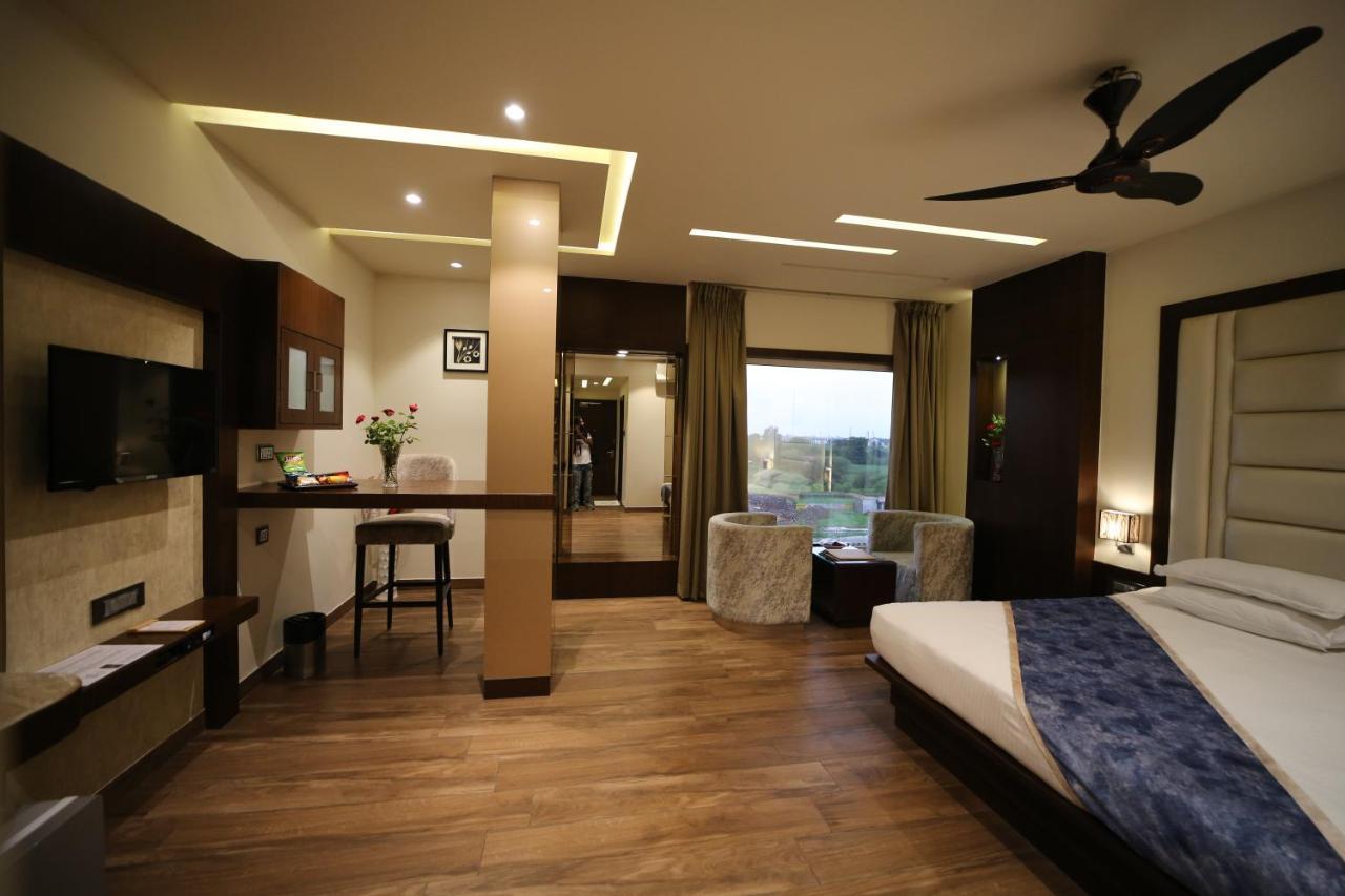 Hotel Prince Viraj Jabalpur Exteriör bild